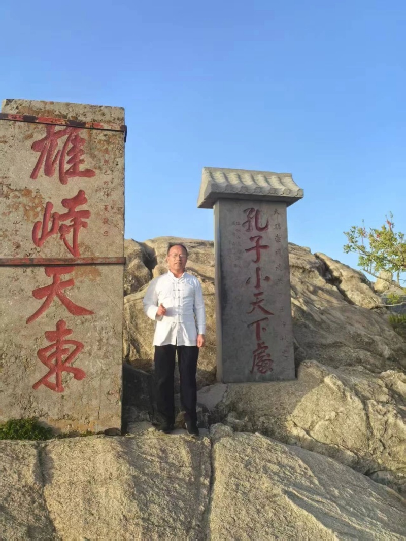 赵总-泰山之巅.jpg