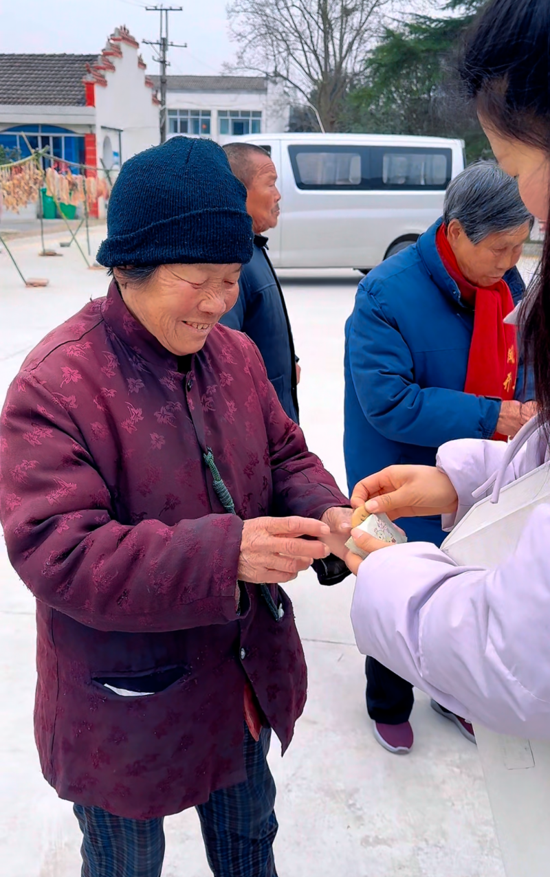 二月风在福利院给老人分享葛菇酥1.png